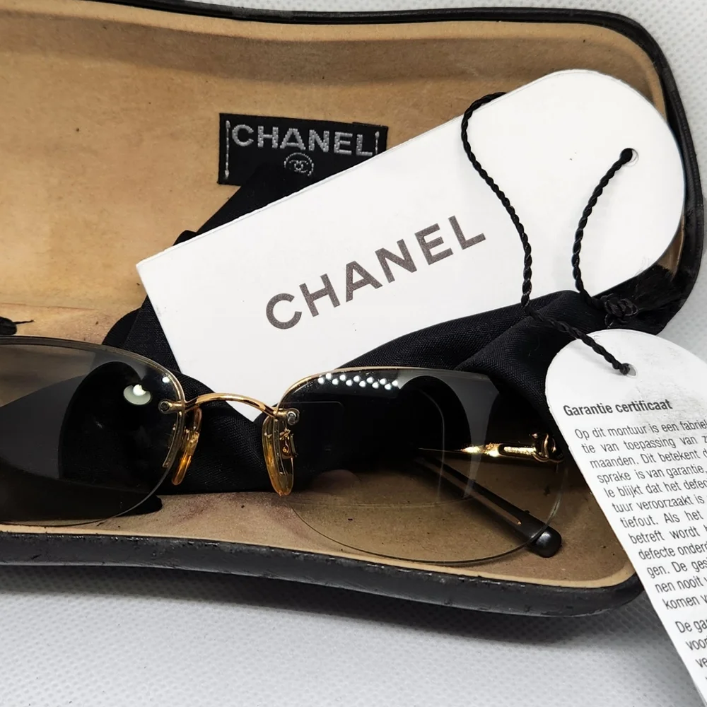 Chanel Sunglasses in pristine condition, exhibiting no blemishes. Model CH4099 - Picture 2 of 13